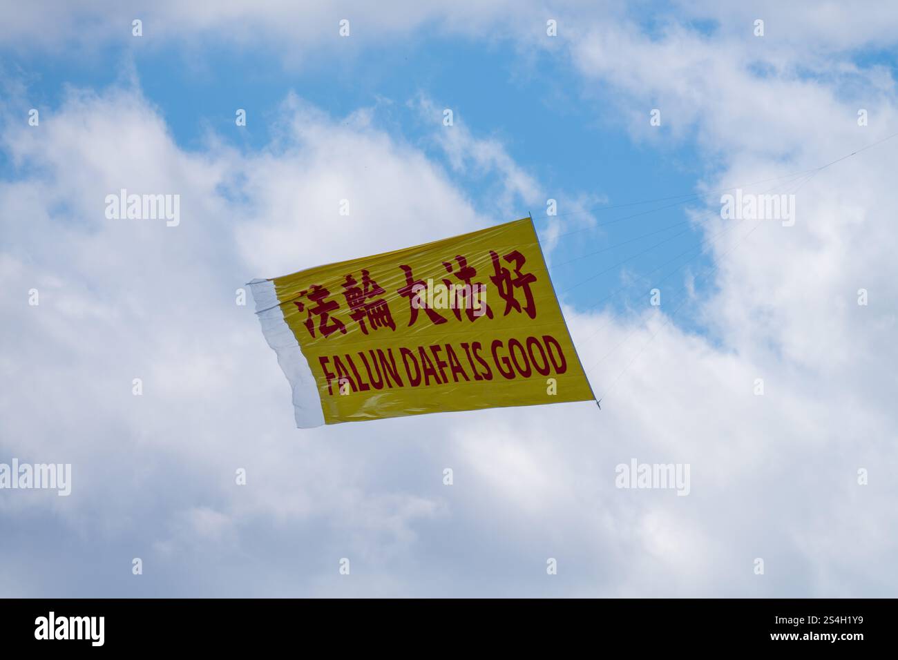 Il Falun Dafa è un ottimo banner trainato sul fiume Hudson Foto Stock