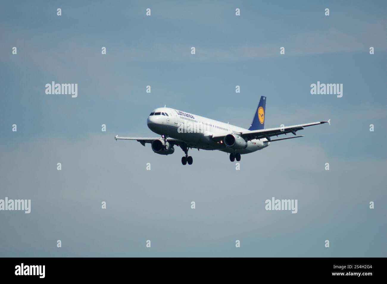 Francoforte, Germania, 9 luglio 2017: Lufthansa Airbus A320 in avvicinamento finale Foto Stock