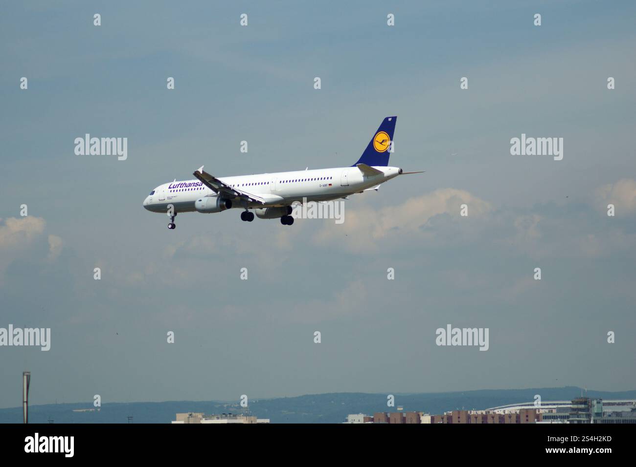 Francoforte, Germania, 9 luglio 2017: Lufthansa Airbus A320 in avvicinamento finale Foto Stock