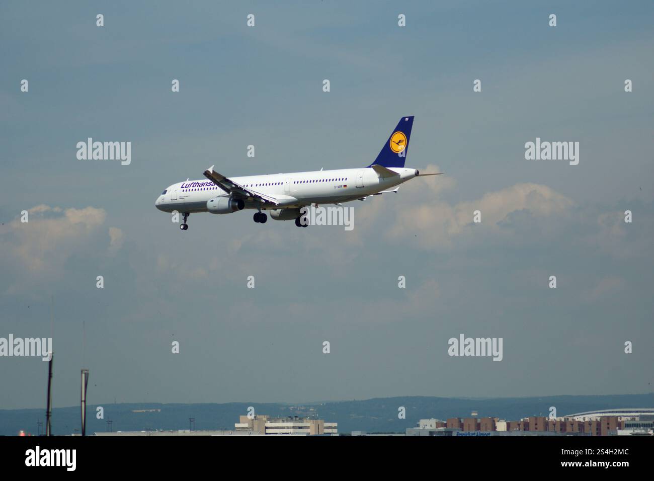 Francoforte, Germania, 9 luglio 2017: Lufthansa Airbus A320 in avvicinamento finale Foto Stock