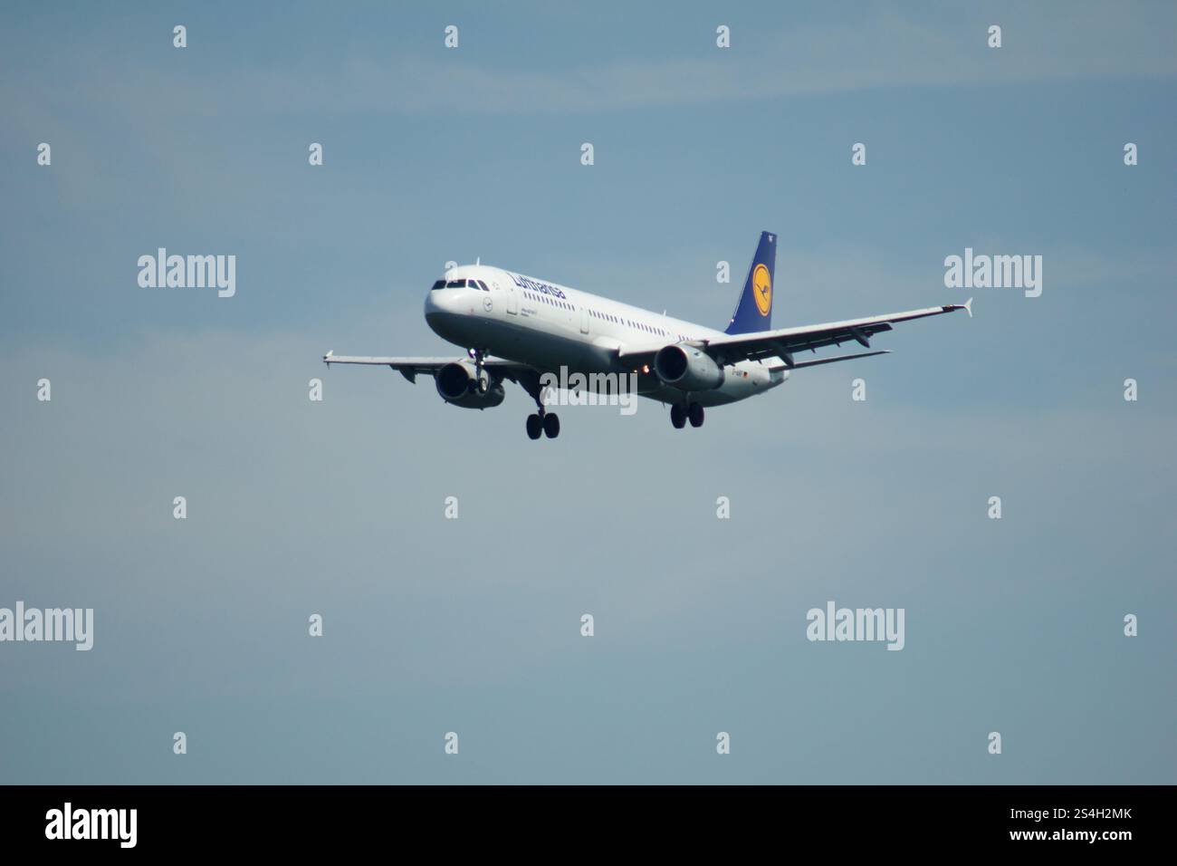 Francoforte, Germania, 9 luglio 2017: Lufthansa Airbus A320 in avvicinamento finale Foto Stock