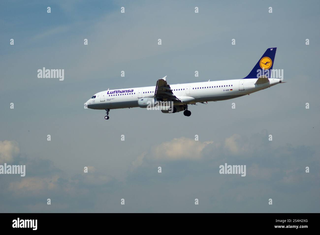 Francoforte, Germania, 9 luglio 2017: Lufthansa Airbus A320 in avvicinamento finale Foto Stock
