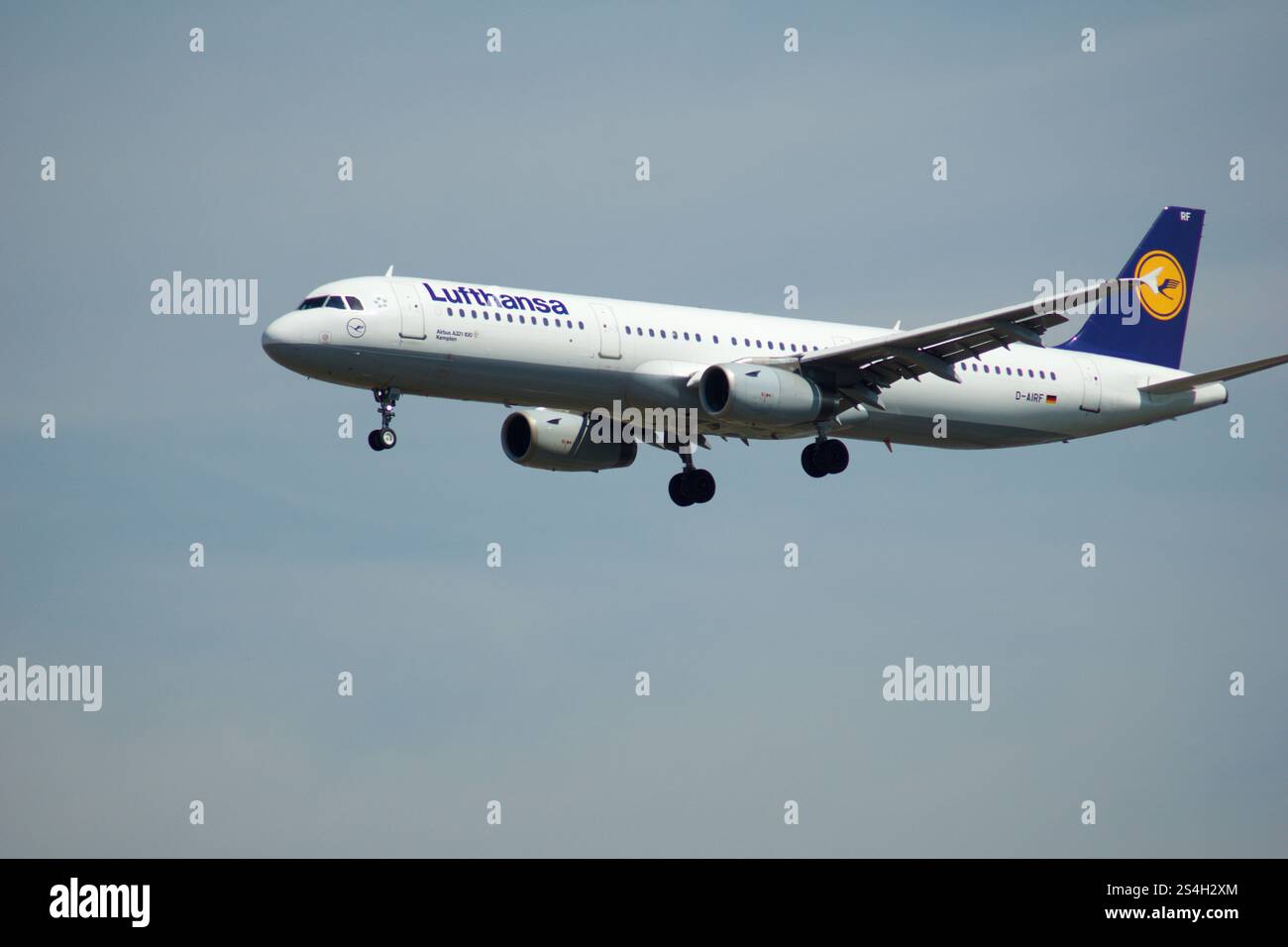 Francoforte, Germania, 9 luglio 2017: Lufthansa Airbus A320 in avvicinamento finale Foto Stock