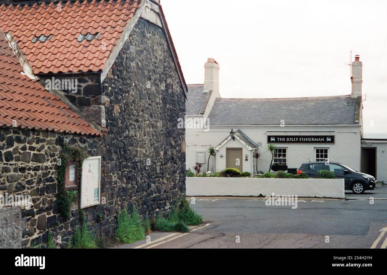 Il pub e ristorante Jolly Fisherman nel villaggio di pescatori di Northumberland di Craster lungo la costa del Mare del Nord. Foto Stock