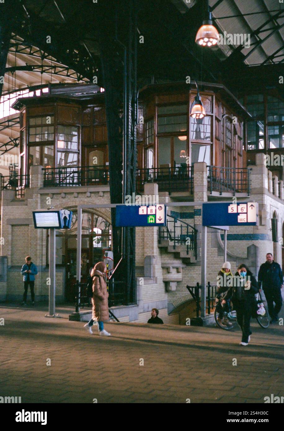 Stazioni ferroviarie e pendolari di Amsterdam, Paesi Bassi. Foto Stock