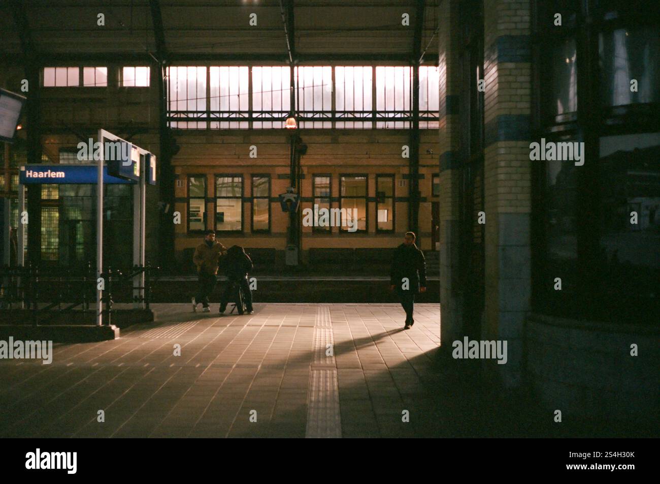 Stazioni ferroviarie e pendolari di Amsterdam, Paesi Bassi. Foto Stock