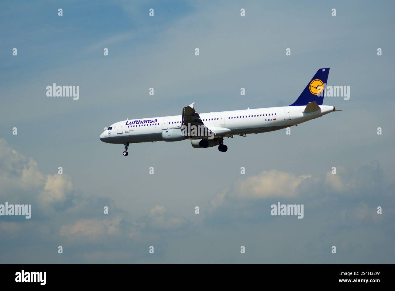 Francoforte, Germania, 9 luglio 2017: Lufthansa Airbus A320 in avvicinamento finale Foto Stock