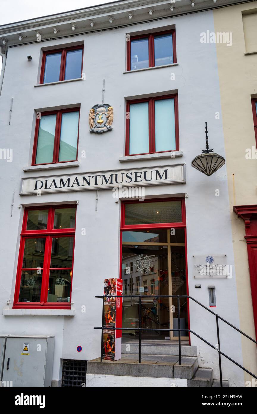 Bruges, Belgio - 27 settembre 2024: La facciata del museo dei diamanti a Bruge Foto Stock