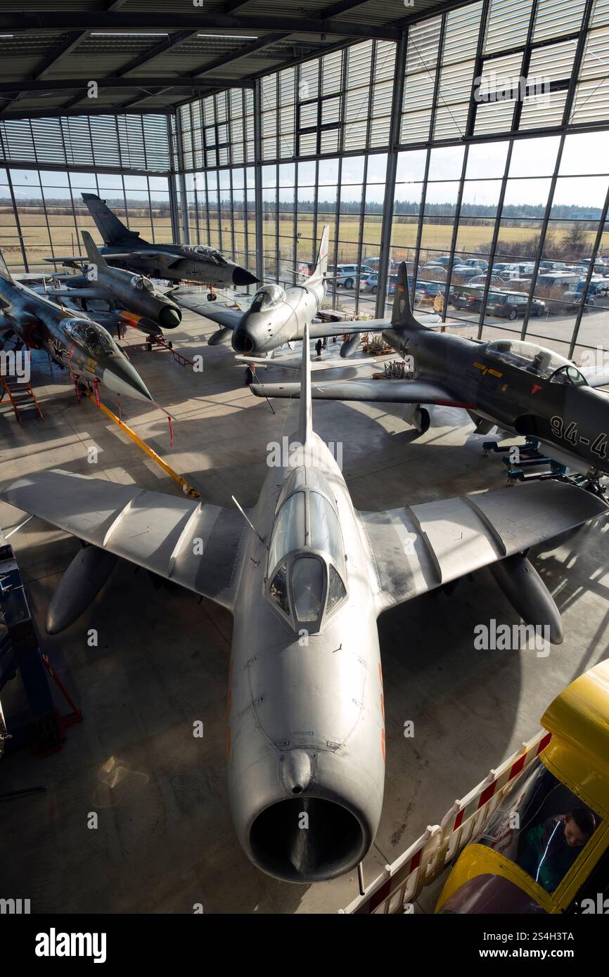 Mikojan-Gurewitsch MIG-15 UTI e alcuni altri jet militari nel museo del volo di Schleissheim vicino a Monaco Foto Stock