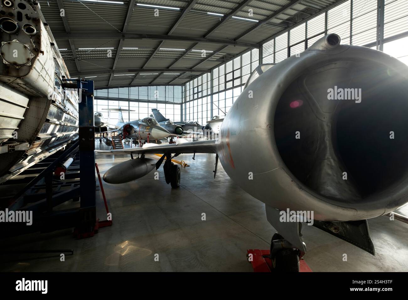 Mikojan-Gurewitsch MIG-15 UTI e alcuni altri jet militari nel museo del volo di Schleissheim vicino a Monaco Foto Stock