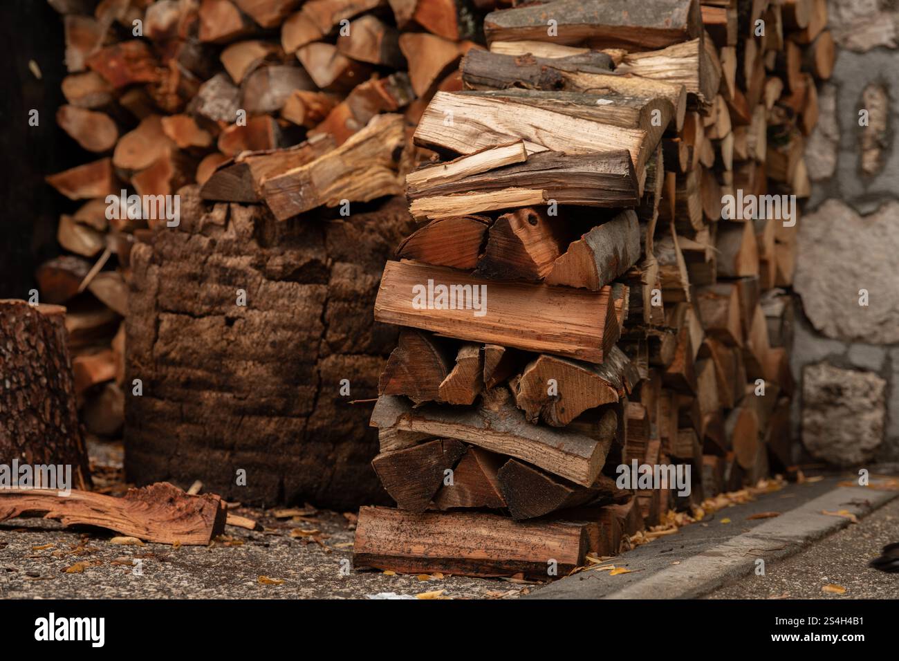 La legna da ardere tritata presenta una vista nitida e sfocata. Registri dell'incendio. Costi di riscaldamento Foto Stock