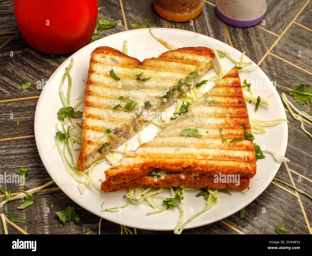 Sandwich grigliati a fette di carne, formaggio o altri alimenti posizionati tra due fette di pane Foto Stock