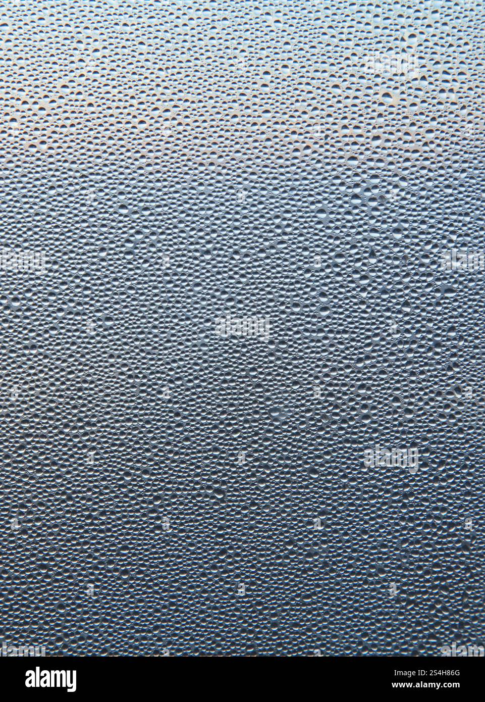 Sfondo, sfondo creato da piccole gocce di condensa o pioggia. Gocce sul bicchiere sotto forma di palline scintillanti in perfetto ordine. Condensazione Foto Stock