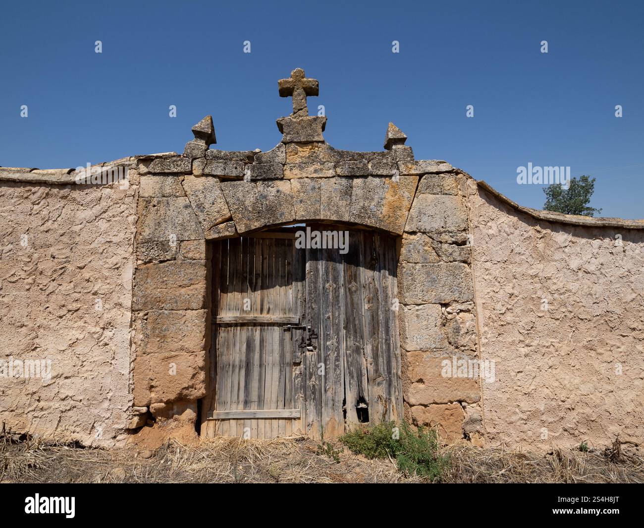 Cancello e cimitero abbandonato a Monteagudo de las Vicarias. Foto Stock