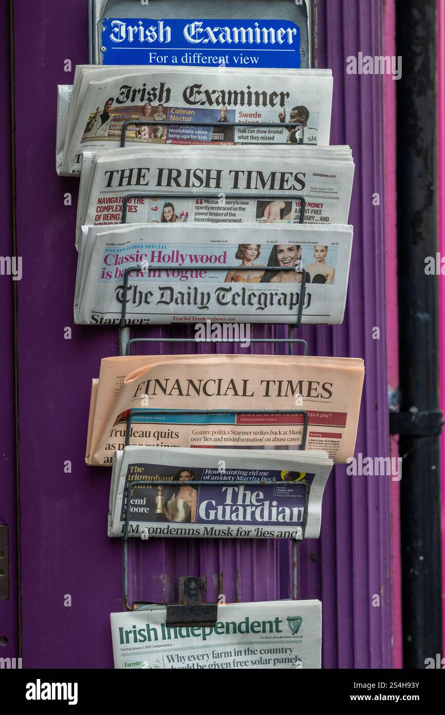 Irish Newspapers in vendita presso un'edicola a Clonakilty, West Cork, Irlanda. Foto Stock