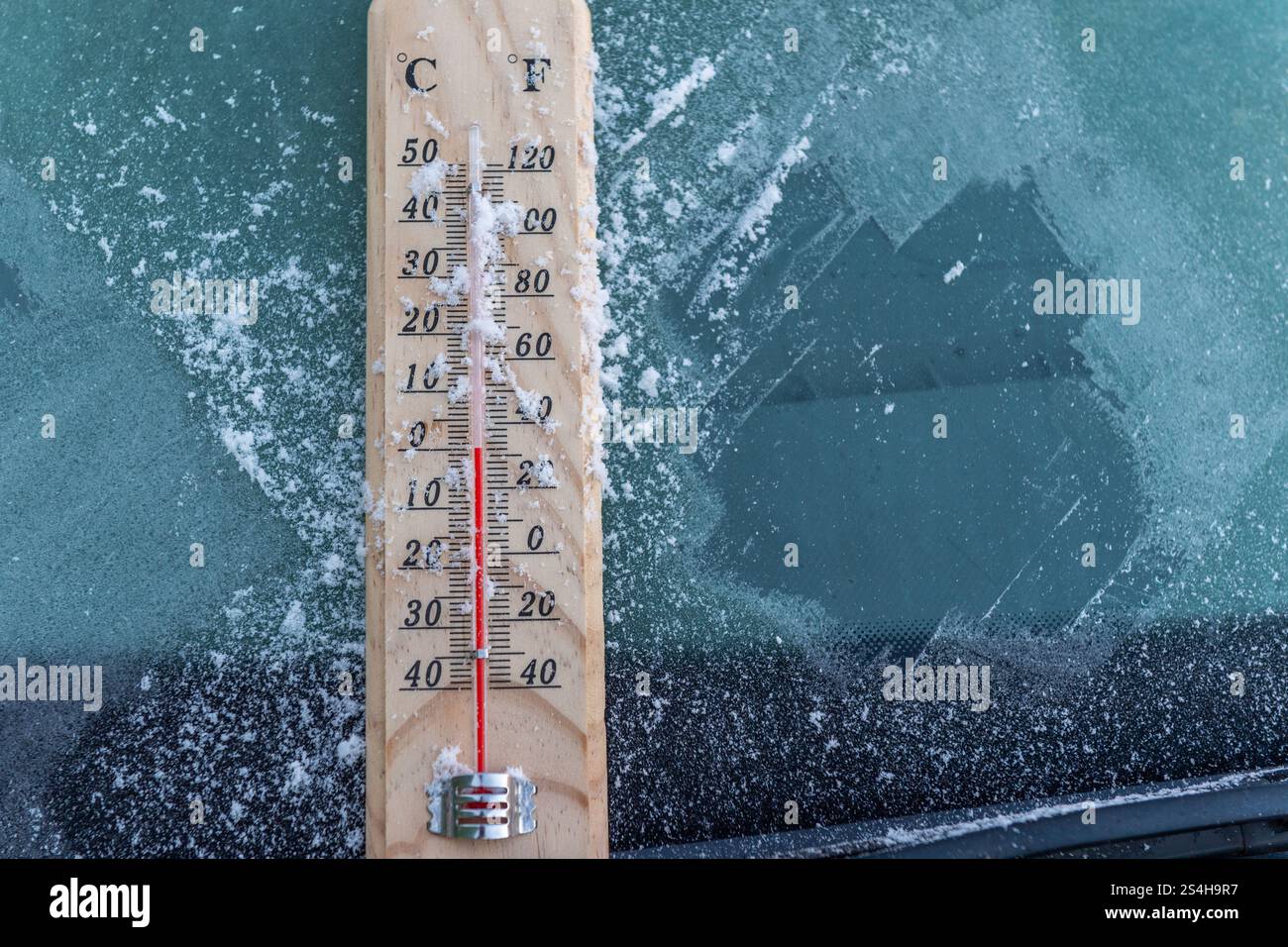Termometro con copertura antigelo che mostra una temperatura di 0 °C in Irlanda. Foto Stock