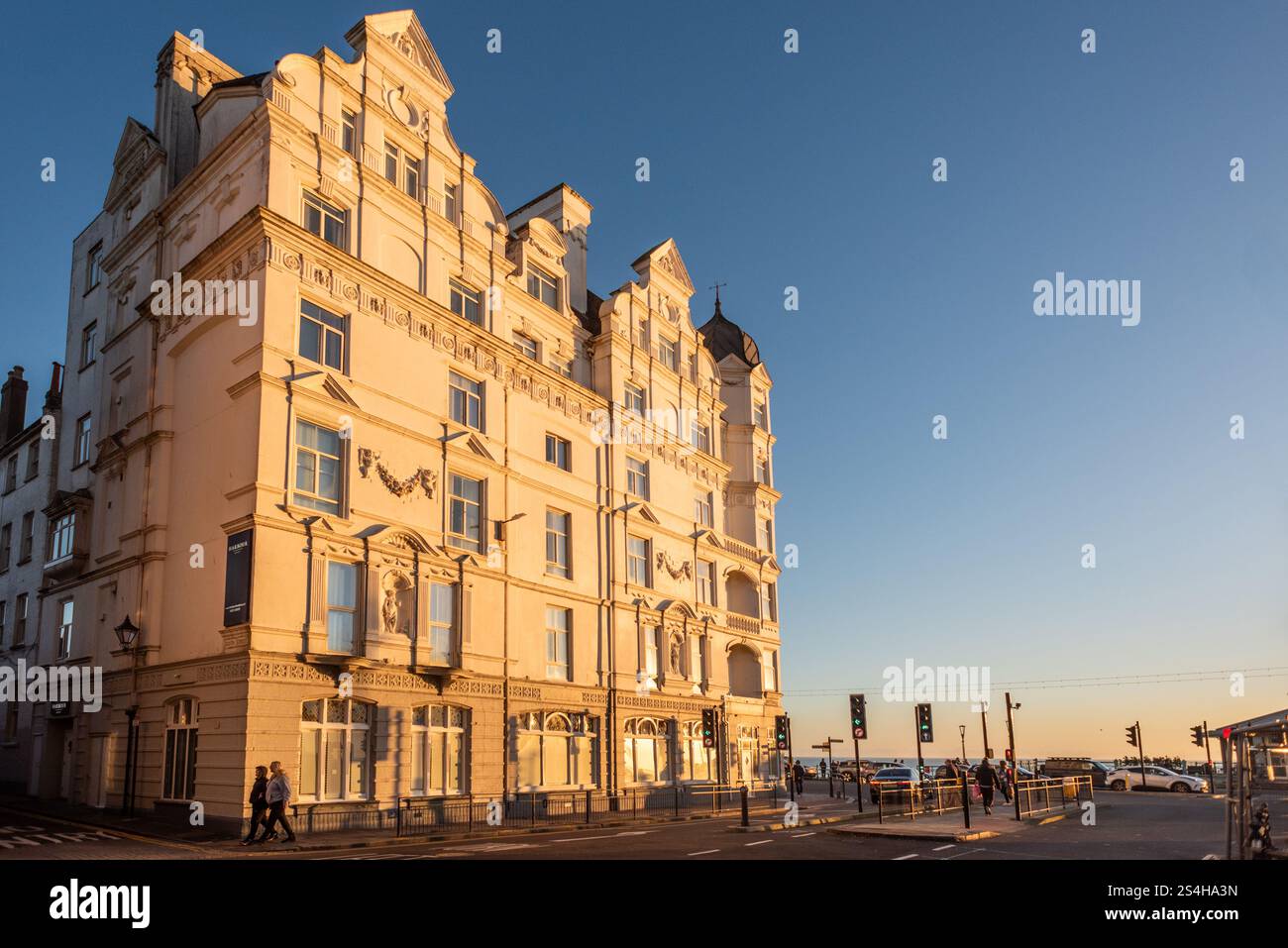Brighton, 11 gennaio 2025: The Harbour Hotel sul lungomare di Brighton Foto Stock
