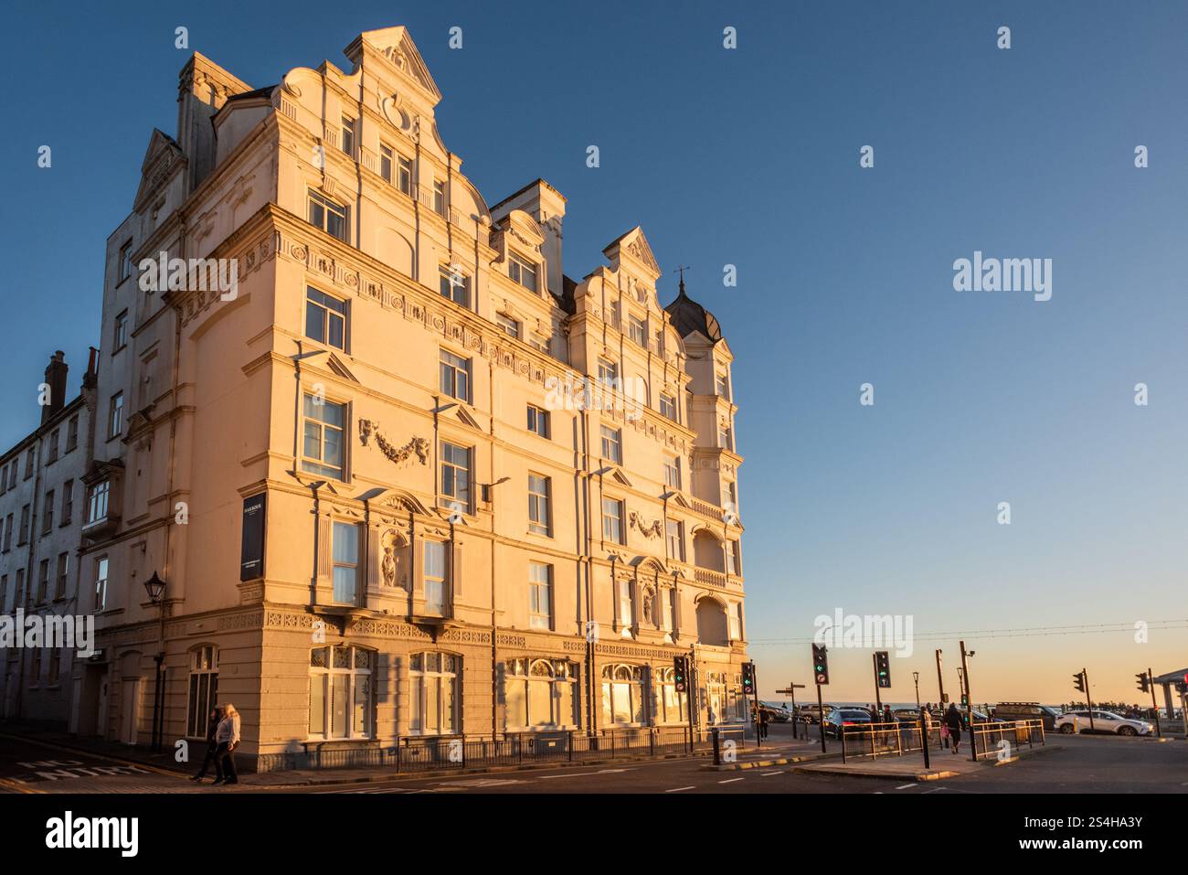 Brighton, 11 gennaio 2025: The Harbour Hotel sul lungomare di Brighton Foto Stock