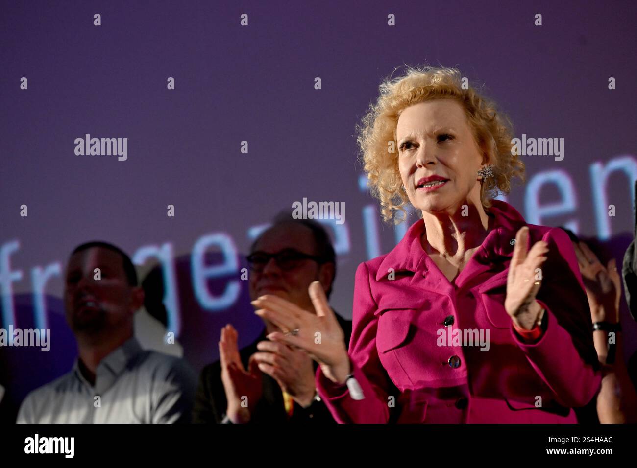 Monaco, Germania. 12 gennaio 2025. L'attrice Sunnyi Melles è sul palco alla prima mondiale del film "The Three ???? E il cane dei Carpazi. Crediti: Felix Hörhager/dpa/Alamy Live News Foto Stock