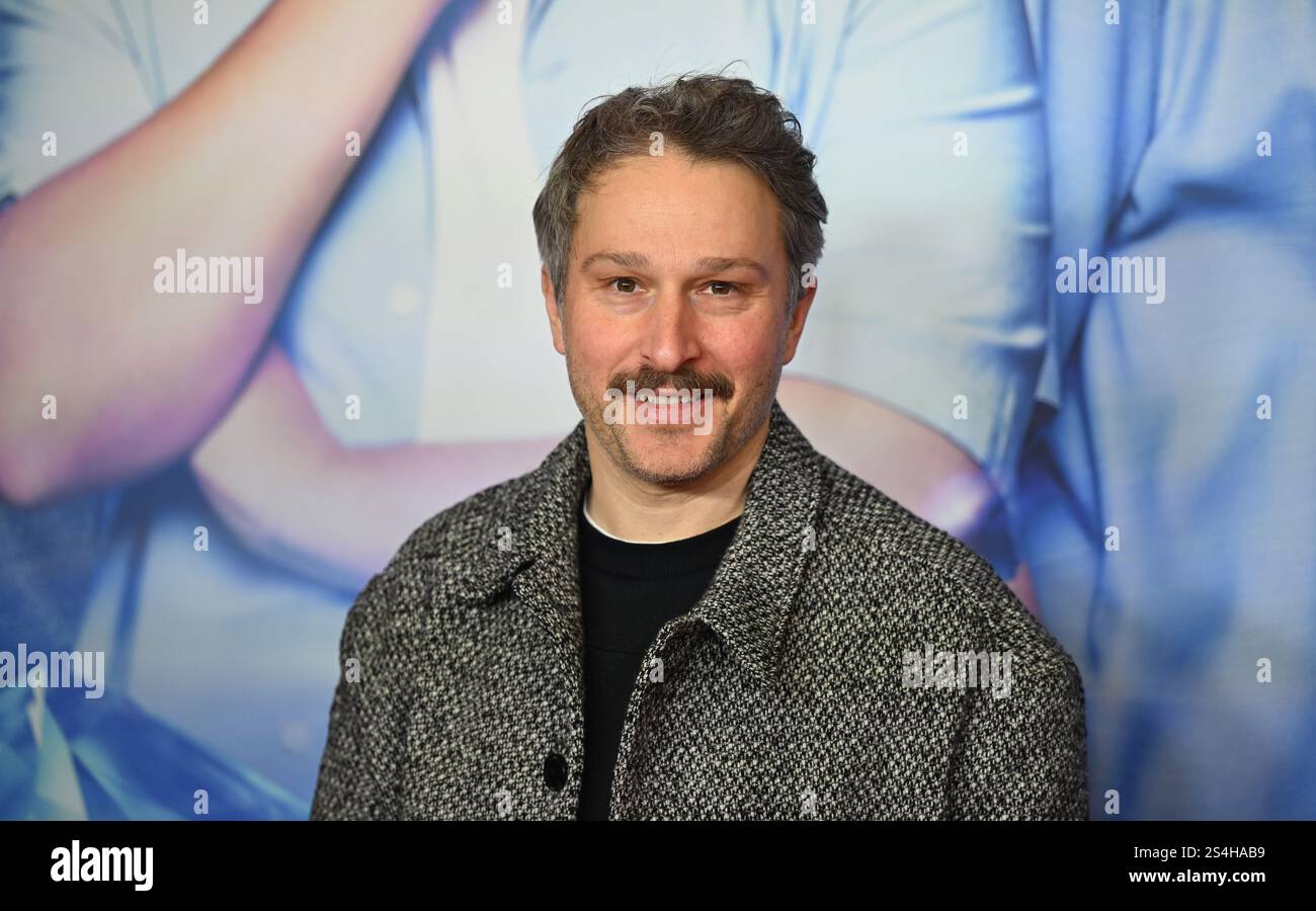 Monaco, Germania. 12 gennaio 2025. L'attore Pablo Sprungala si erge sul tappeto rosso alla prima mondiale del film 'The Three ???? E il cane dei Carpazi. Crediti: Felix Hörhager/dpa/Alamy Live News Foto Stock