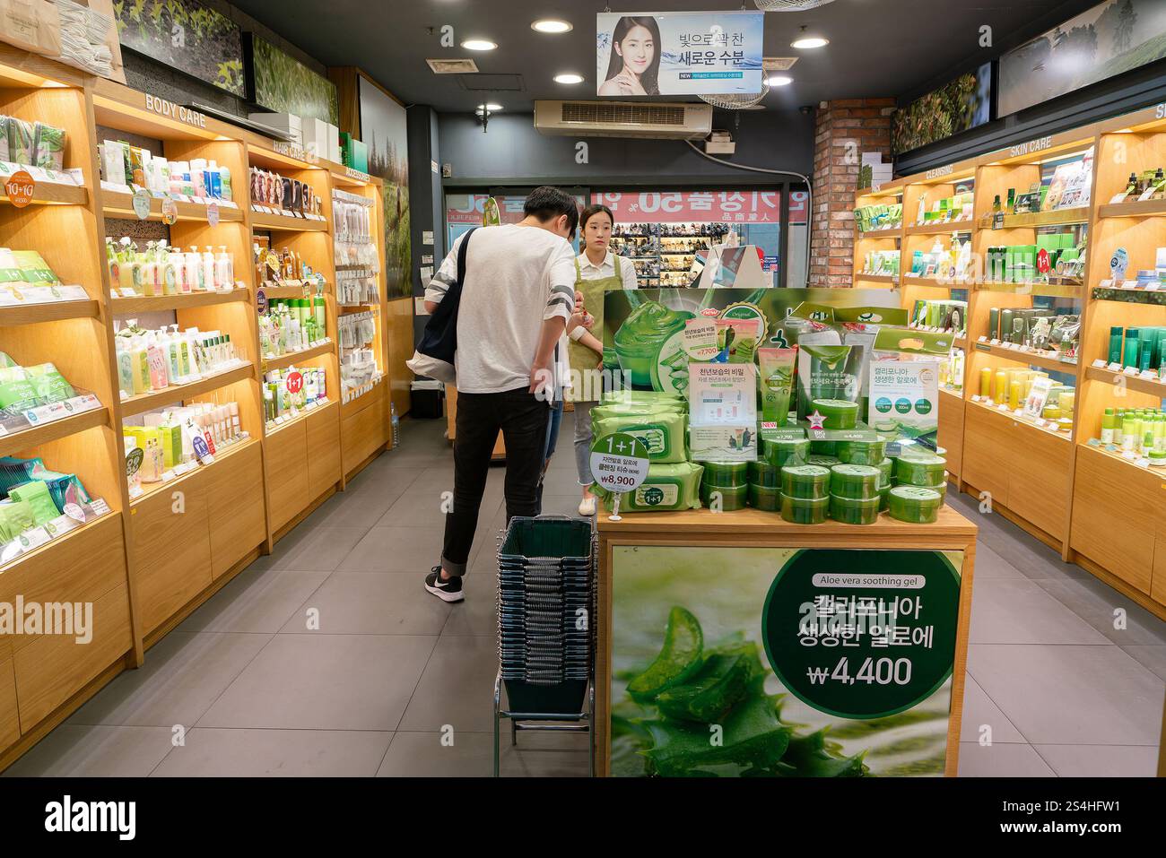 Busan, Corea del Sud - 28 maggio 2017: Immagine interna del negozio Nature Republic a Busan, che mostra il layout e gli articoli disponibili. Foto Stock