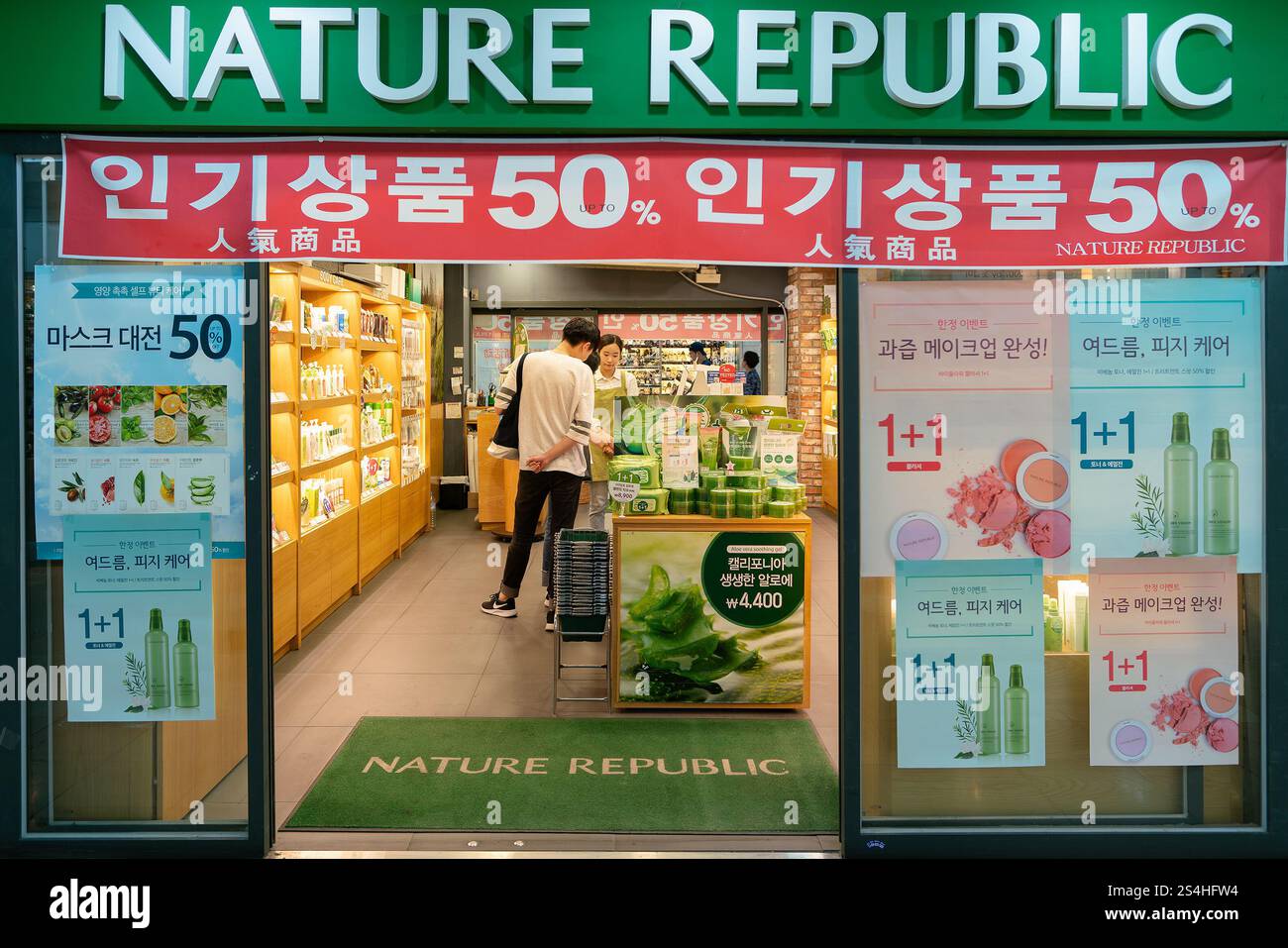 Busan, Corea del Sud - 28 maggio 2017: Ingresso al negozio Nature Republic di Busan. Foto Stock