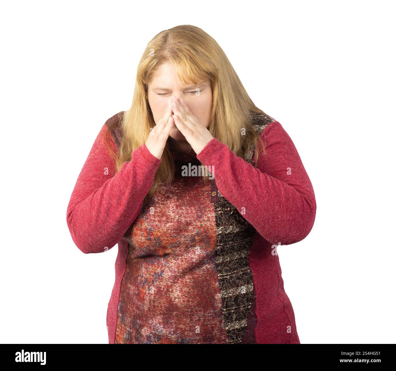 Una donna di mezza età che esprime profonda emozione coprendo il viso con le mani. Foto Stock