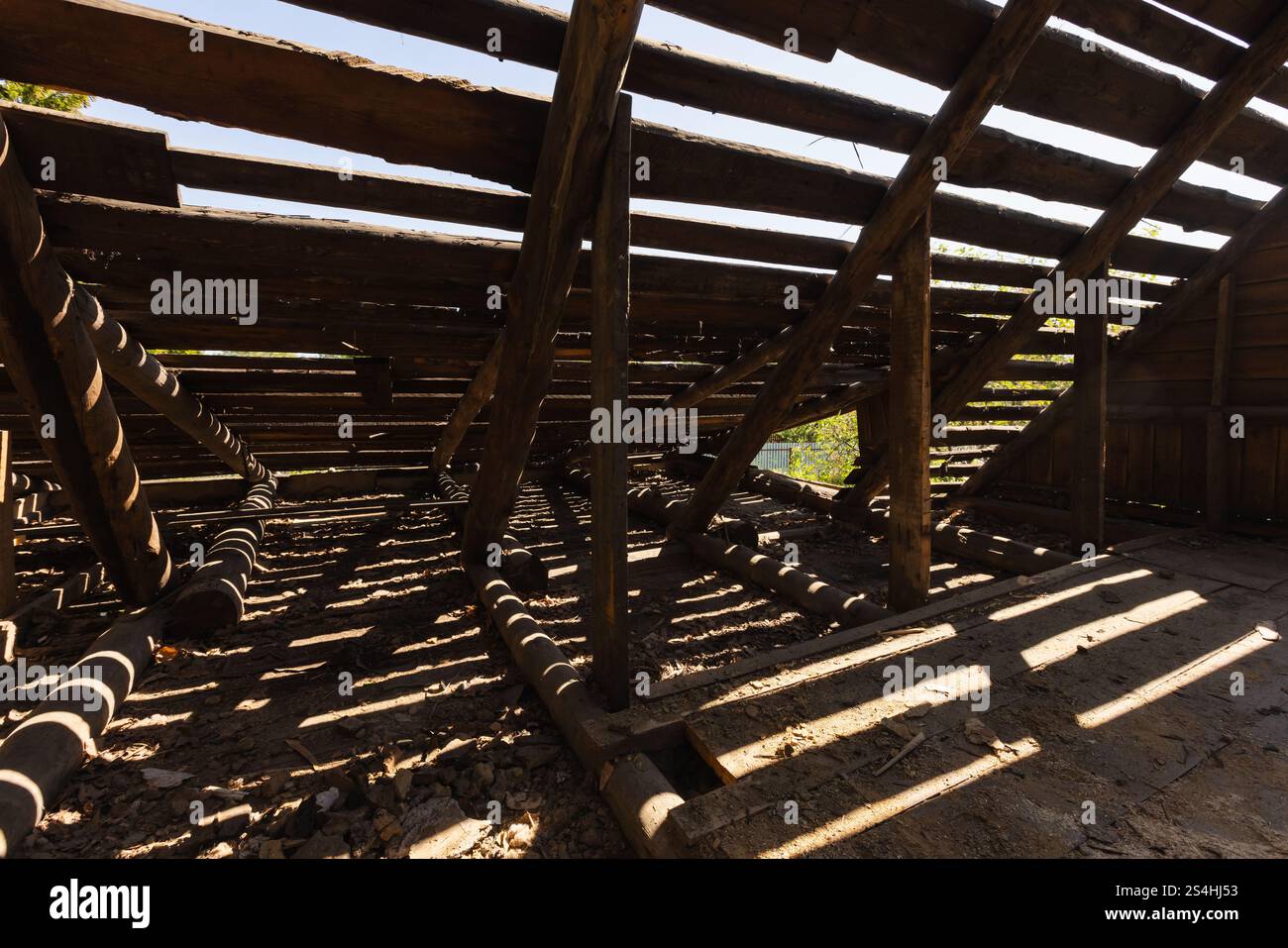 Interno dell'attico in legno grunge astratto, vista prospettica di una camera abbandonata con tetto rotto Foto Stock