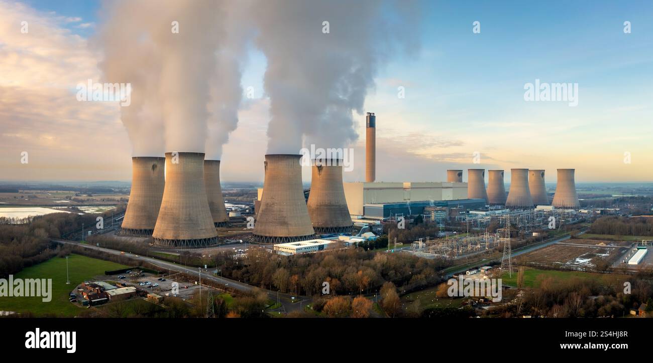 DRAX, YORKSHIRE, REGNO UNITO - 11 GENNAIO 2025. Paesaggio panoramico aereo della centrale elettrica a carbone Drax nello Yorkshire, Regno Unito al tramonto con carbone e carbone Foto Stock