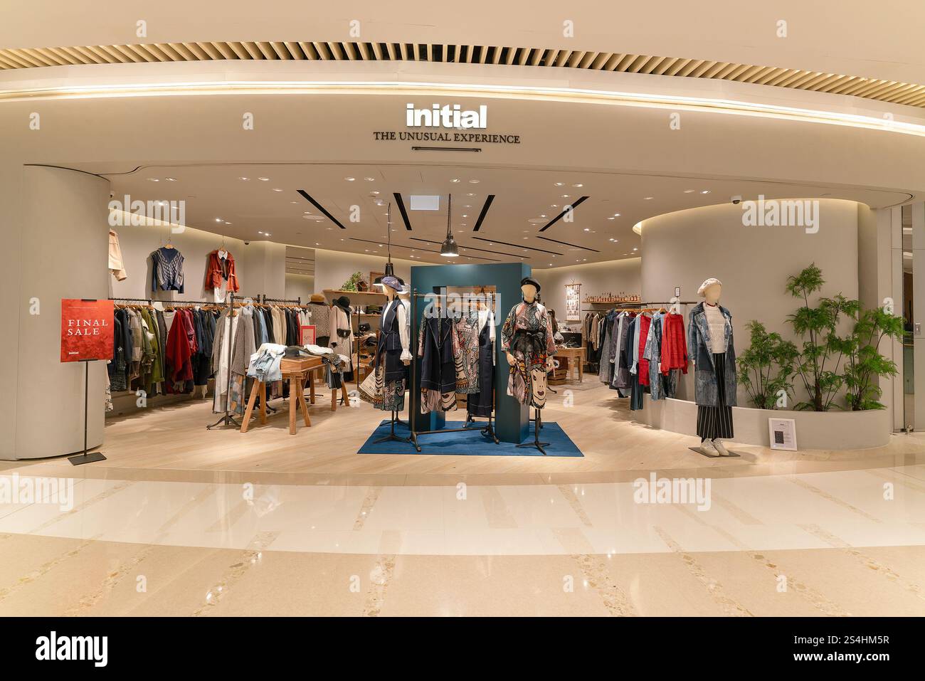 HONG KONG, CINA - 01 FEBBRAIO 2019: Vari capi di abbigliamento esposti all'interno del negozio iniziale di Hong Kong. Foto Stock