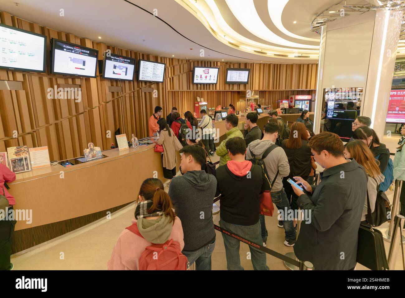 HONG KONG, CINA - 1 FEBBRAIO 2019: Persone in fila allo Star Cinema, popcorn Mall, Tseung Kwan O.. Foto Stock