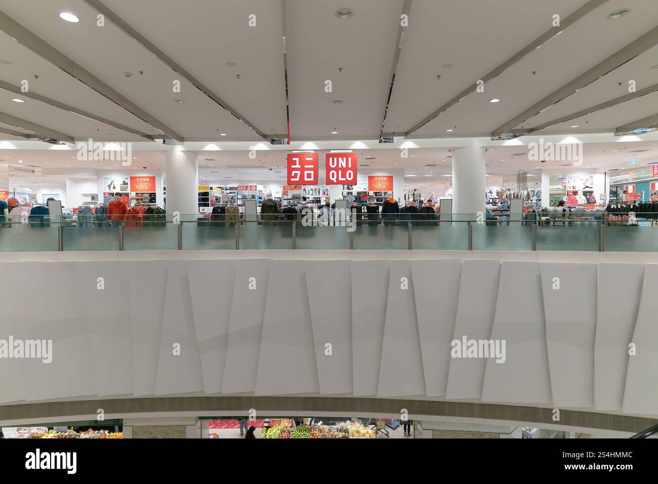 HONG KONG, CINA - 01 FEBBRAIO 2019: Il negozio uni Qlo di Hong Kong. Uniqlo, un marchio giapponese, offre una varietà di abbigliamento per uomini, donne e bambini Foto Stock