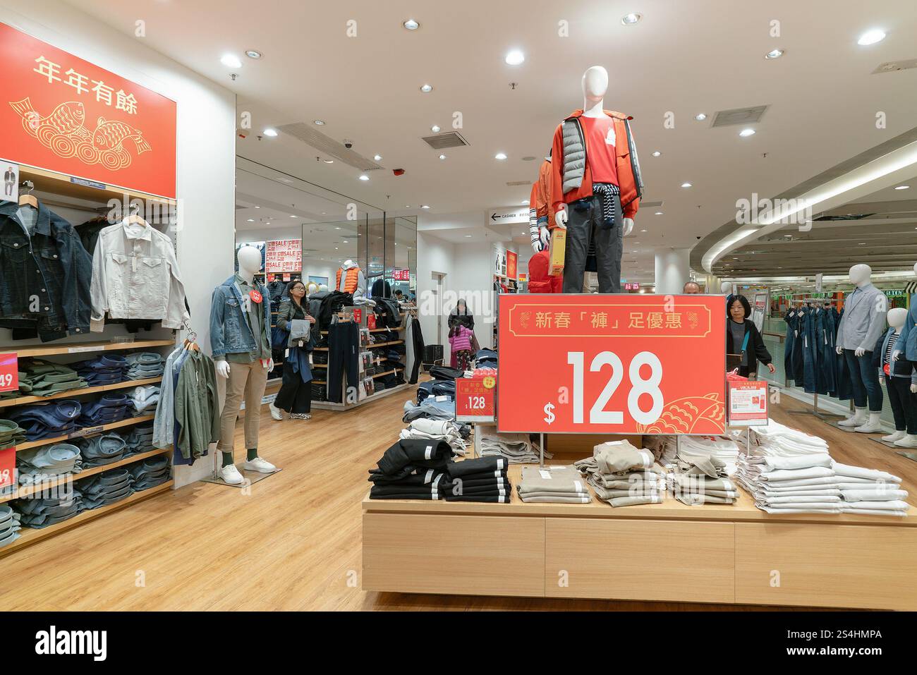 HONG KONG, CINA - 1 FEBBRAIO 2019: Immagine interna del negozio uni Qlo di Hong Kong. Uniqlo, un marchio giapponese, offre una varietà di abbigliamento per uomini, Foto Stock