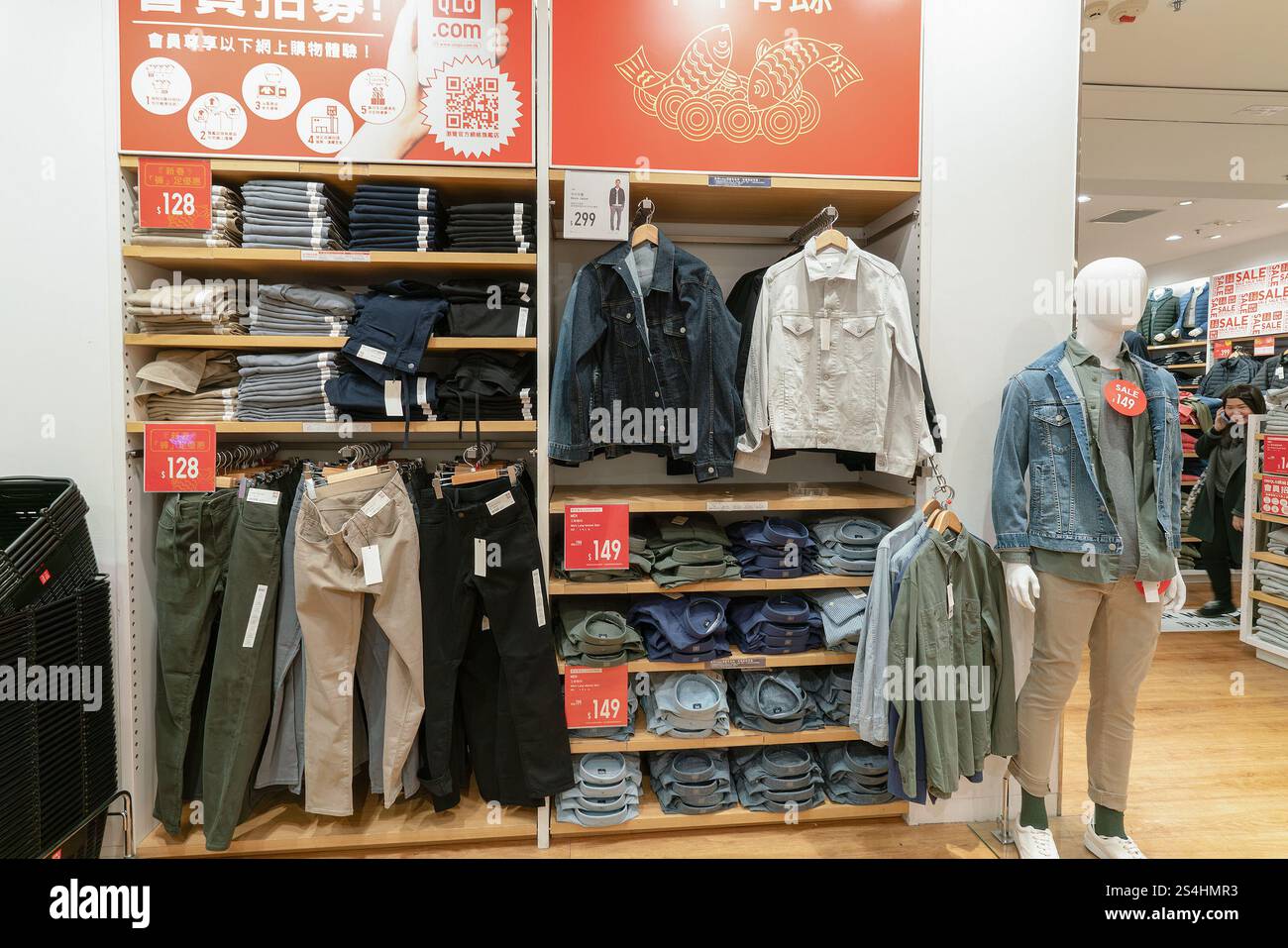 HONG KONG, CINA - 1 FEBBRAIO 2019: Immagine interna del negozio uni Qlo di Hong Kong. Uniqlo, un marchio giapponese, offre una varietà di abbigliamento per uomini, Foto Stock