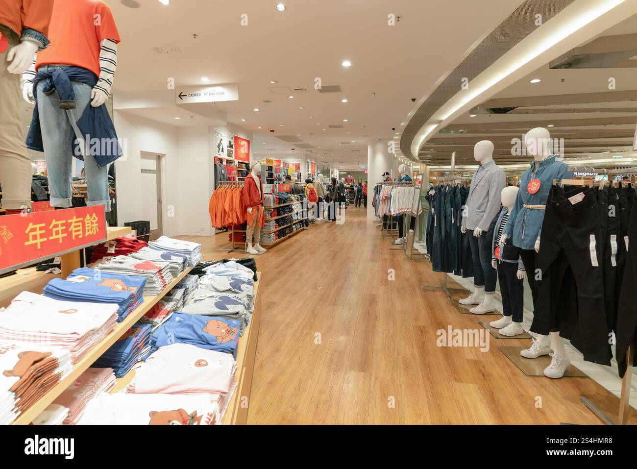HONG KONG, CINA - 1 FEBBRAIO 2019: Immagine interna del negozio uni Qlo di Hong Kong. Uniqlo, un marchio giapponese, offre una varietà di abbigliamento per uomini, Foto Stock