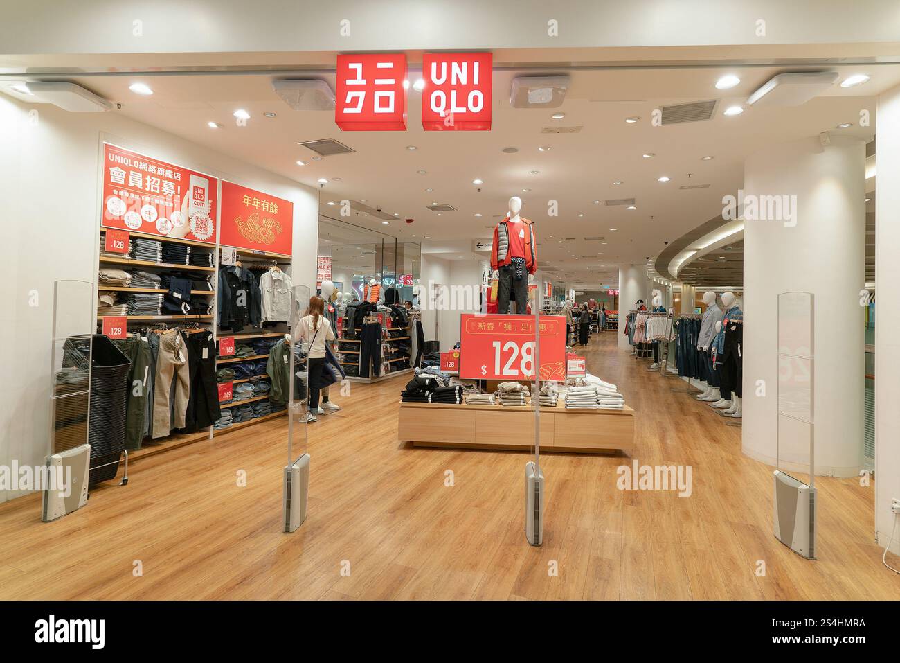 HONG KONG, CINA - 1 FEBBRAIO 2019: Ingresso al negozio uni Qlo di Hong Kong. Uniqlo, un marchio giapponese, offre una varietà di abbigliamento per uomini, donne Foto Stock