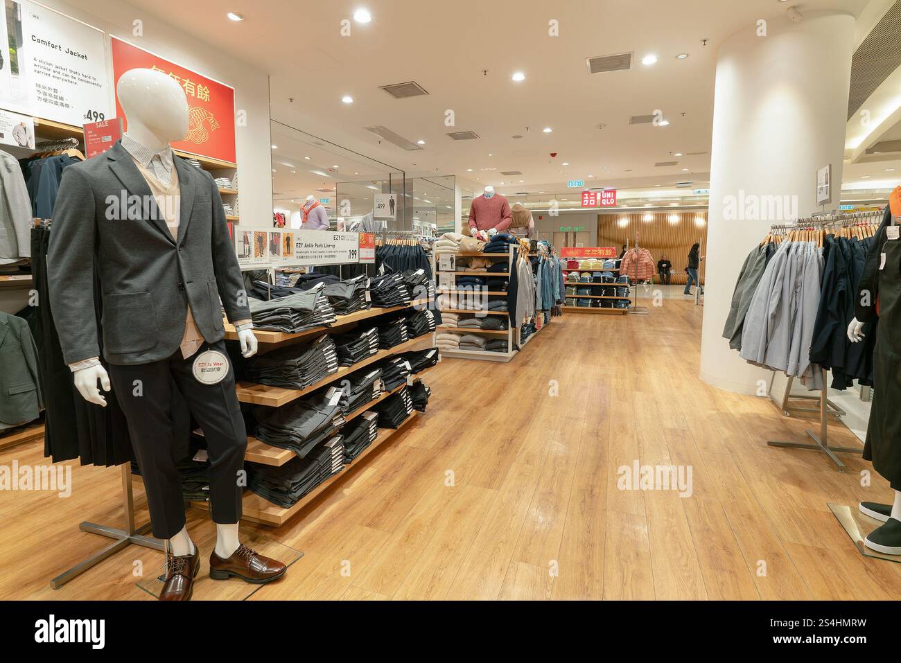HONG KONG, CINA - 1 FEBBRAIO 2019: Immagine interna del negozio uni Qlo di Hong Kong. Uniqlo, un marchio giapponese, offre una varietà di abbigliamento per uomini, Foto Stock