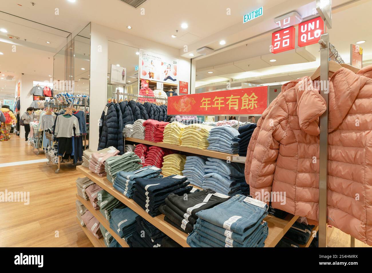 HONG KONG, CINA - 1 FEBBRAIO 2019: Immagine interna del negozio uni Qlo di Hong Kong. Uniqlo, un marchio giapponese, offre una varietà di abbigliamento per uomini, Foto Stock