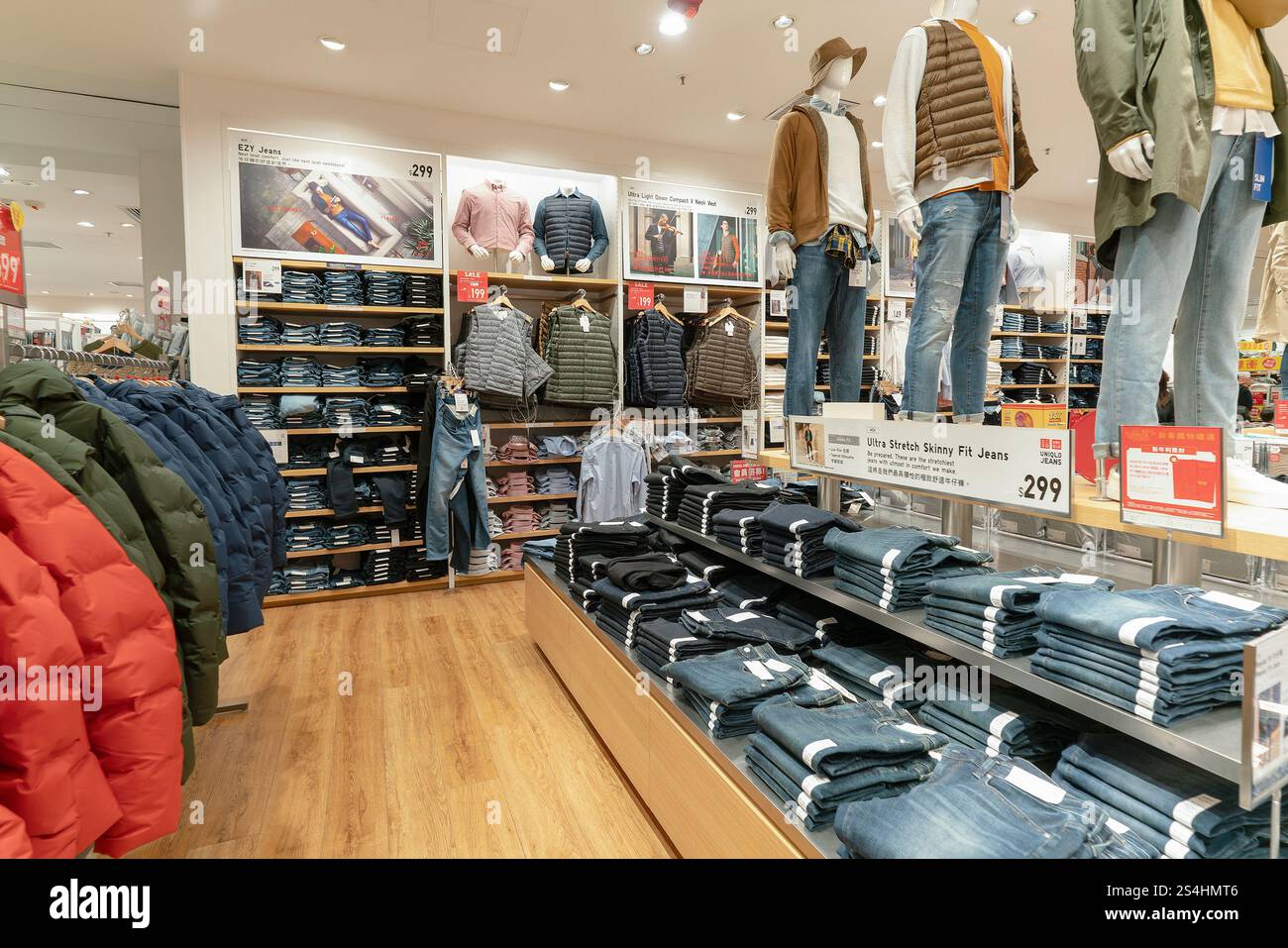 HONG KONG, CINA - 1 FEBBRAIO 2019: Immagine interna del negozio uni Qlo di Hong Kong. Uniqlo, un marchio giapponese, offre una varietà di abbigliamento per uomini, Foto Stock