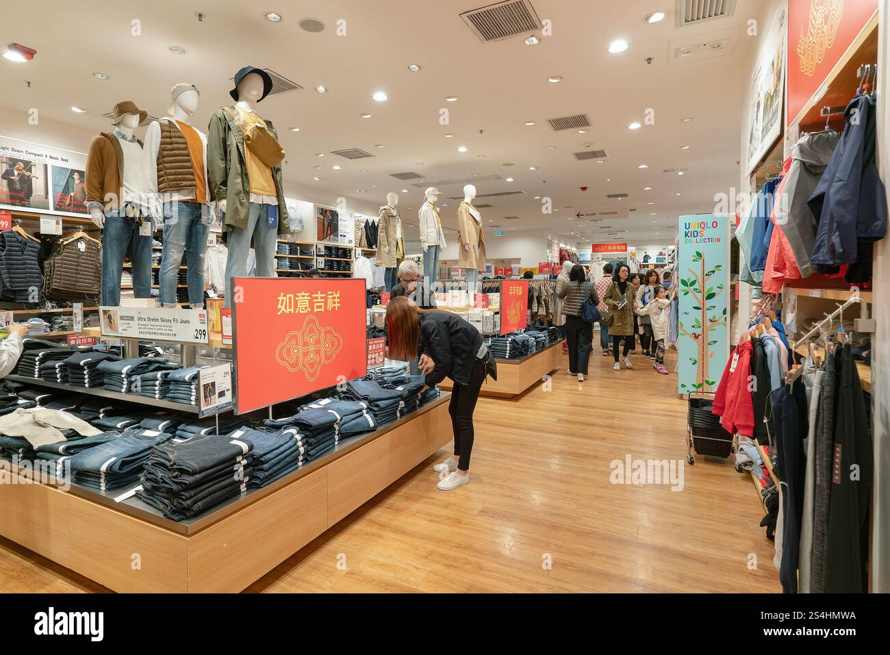 HONG KONG, CINA - 1 FEBBRAIO 2019: Immagine interna del negozio uni Qlo di Hong Kong. Uniqlo, un marchio giapponese, offre una varietà di abbigliamento per uomini, Foto Stock