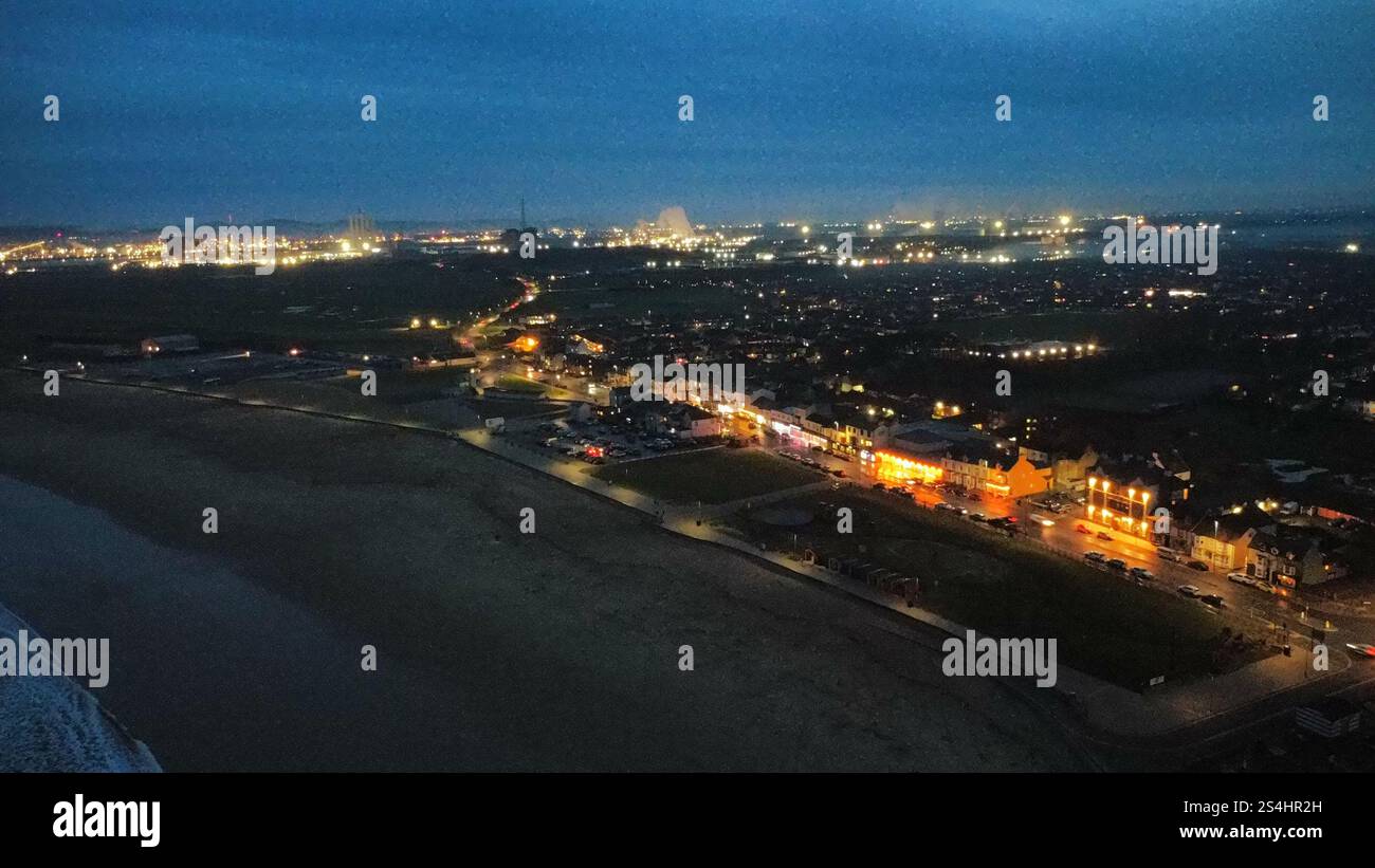 Viste aeree con drone al crepuscolo di Seaton Carew sulla costa del Mare del Nord, che catturano il lungomare illuminato. Foto Stock