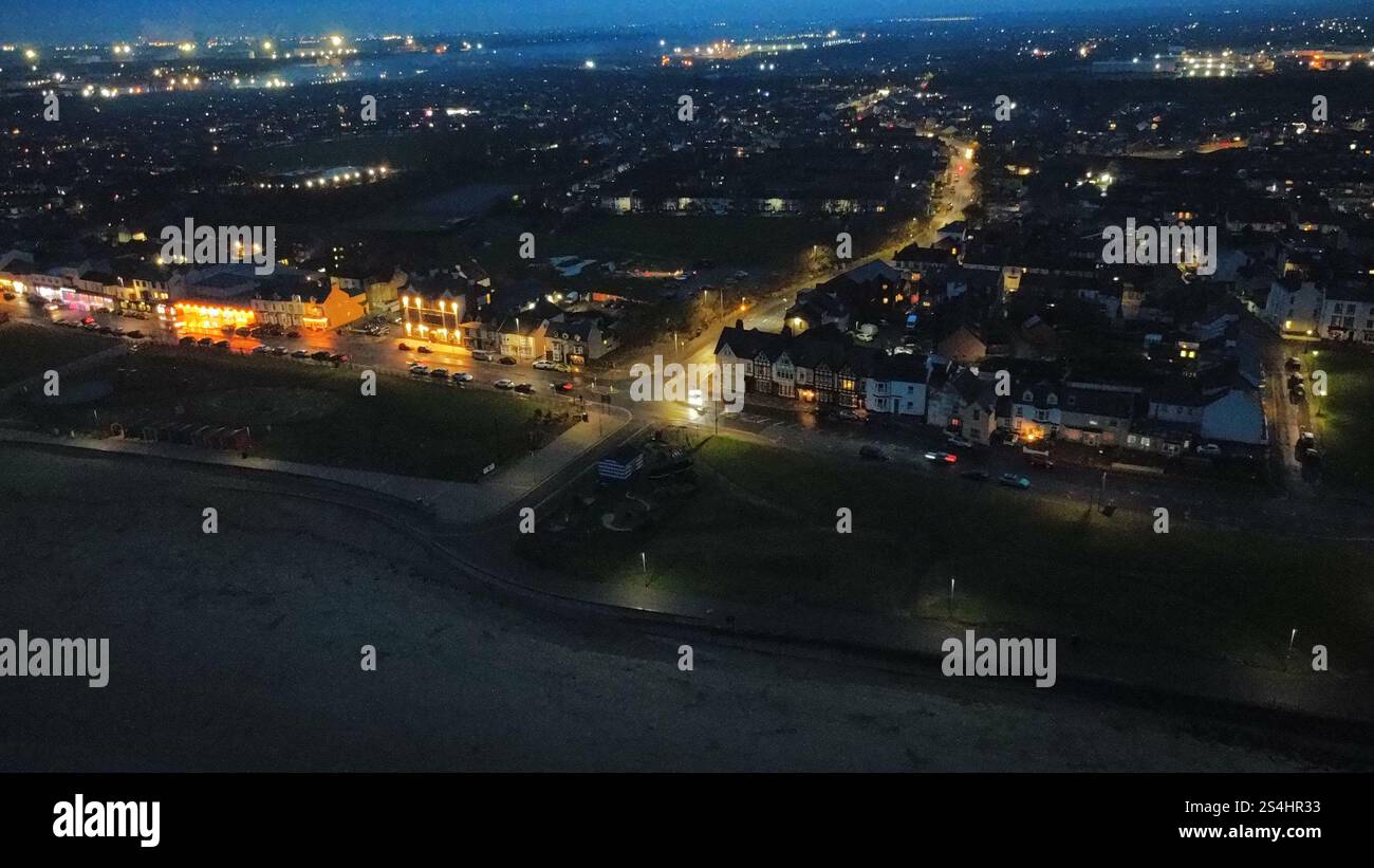 Viste aeree con drone al crepuscolo di Seaton Carew sulla costa del Mare del Nord, che catturano il lungomare illuminato. Foto Stock