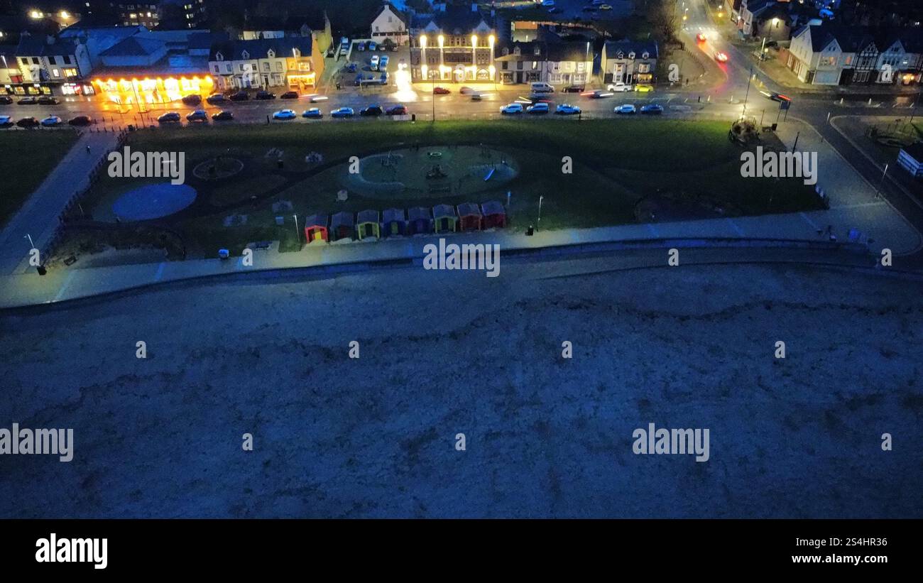 Viste aeree con drone al crepuscolo di Seaton Carew sulla costa del Mare del Nord, che catturano il lungomare illuminato. Foto Stock