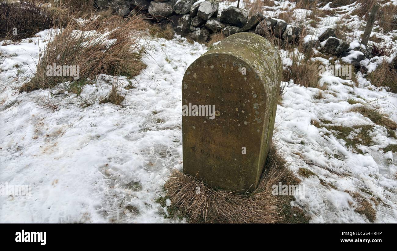 Marcatore di tre pietre parrocchiali a Glen vale, Scozia. Segnando il punto in cui si incontrano tre parrocchie ecclesiastiche. - Immagine stock catturata con smartphone