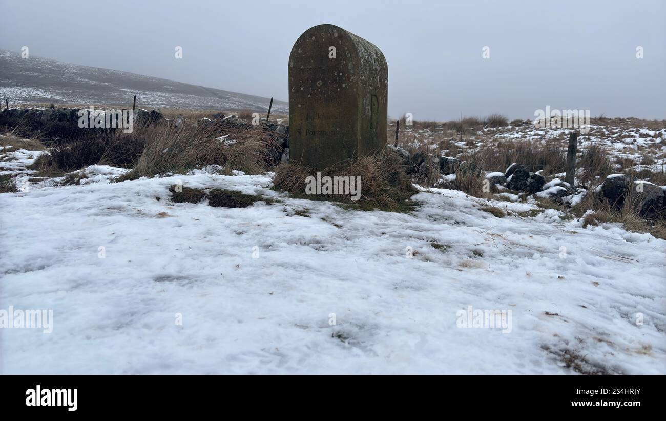 Marcatore di tre pietre parrocchiali a Glen vale, Scozia. Segnando il punto in cui si incontrano tre parrocchie ecclesiastiche. - Immagine stock catturata con smartphone