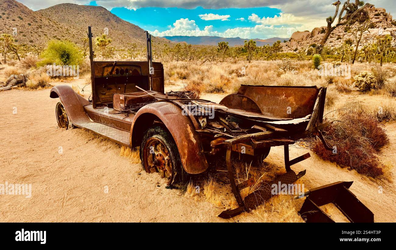 Joshua Tree National Park, macchina abbandonata nel deserto - Immagine stock catturata con smartphone