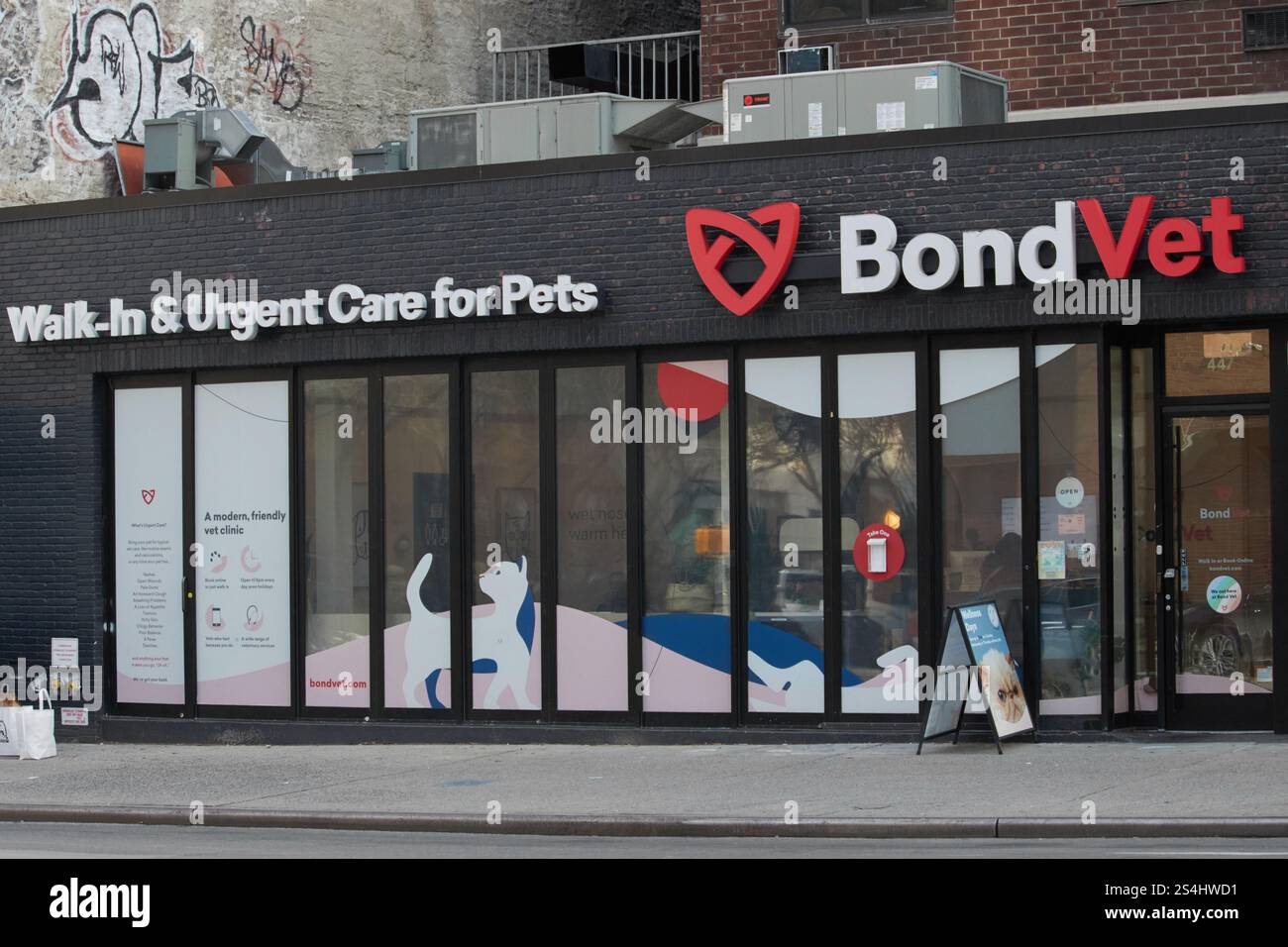 Ingresso a una clinica di assistenza sanitaria d'urgenza BondVet per animali domestici a New york, una catena di uffici veterinari negli Stati Uniti Foto Stock