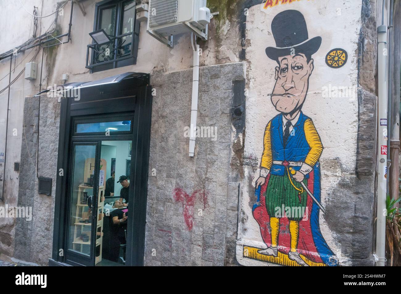 Murale di carta da gioco napoletana raffigurante il famoso attore Totò in un vicolo del quartiere spagnolo. Napoli Foto Stock