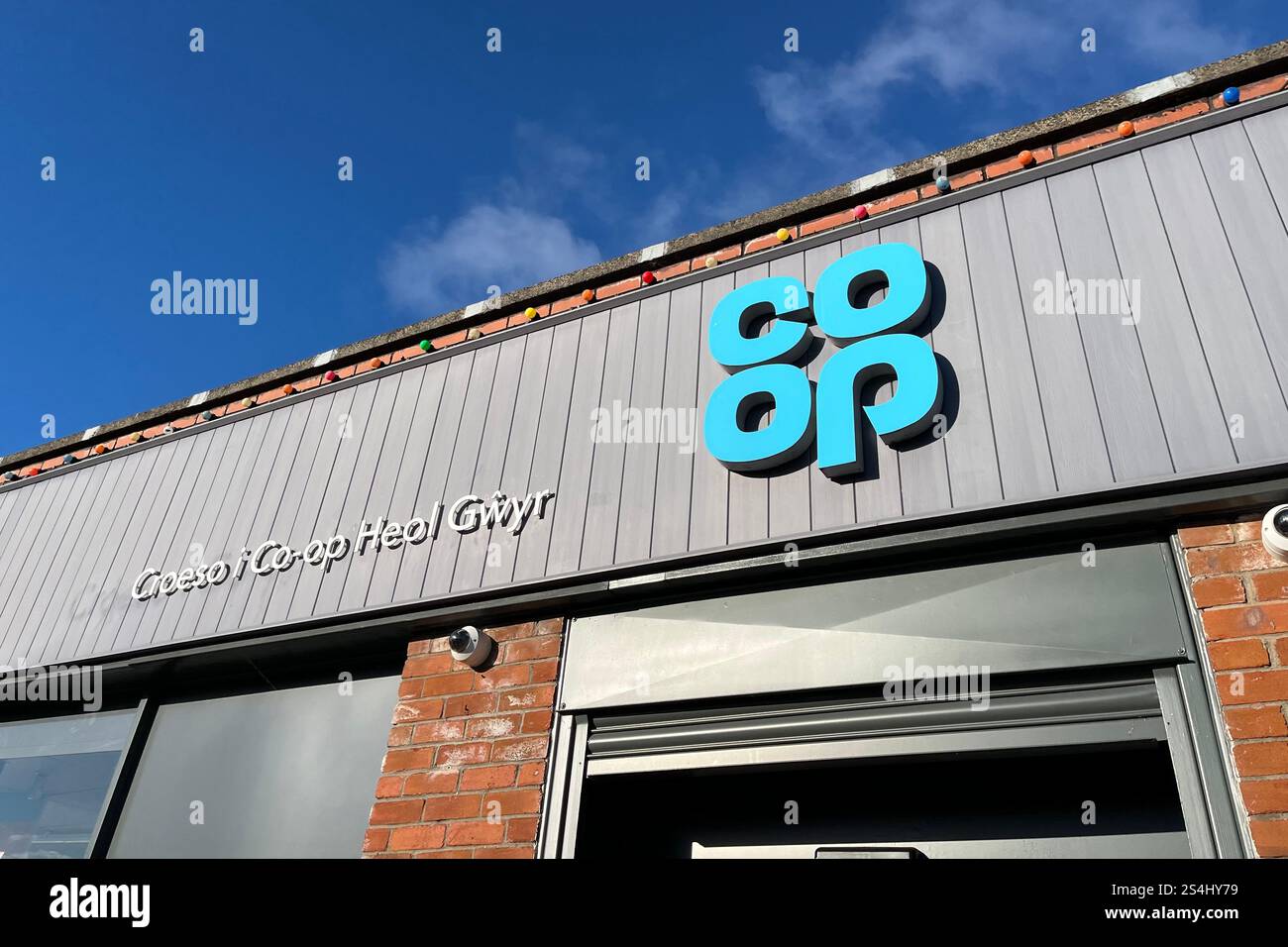Food Storefront co-op a Killay, Swansea, Galles, Regno Unito. 9 gennaio 2025. - Immagine stock catturata con smartphone
