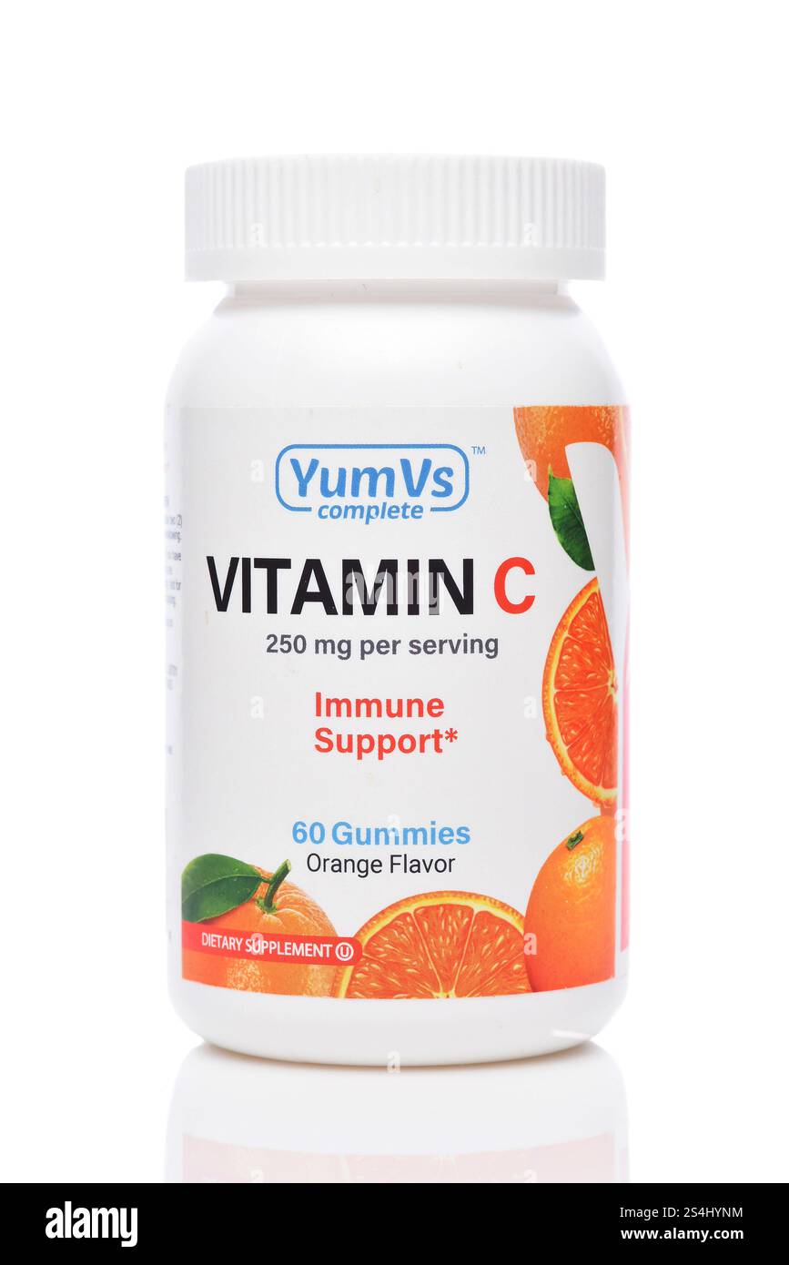 IRVINE, CALIFORNIA - 11 GENNAIO 2025: Una bottiglia di Yumvs integratore alimentare completo Vitamin C Gummies. Foto Stock